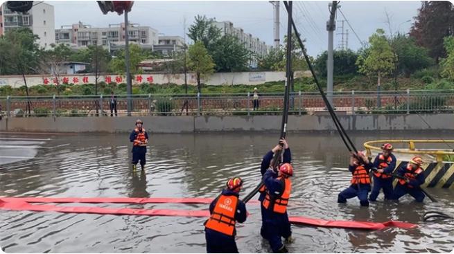 麒麟區遭暴雨突襲|部分道路積水嚴重，消防緊急排澇解憂