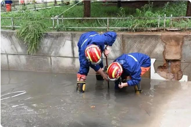 麒麟區遭暴雨突襲|部分道路積水嚴重，消防緊急排澇解憂